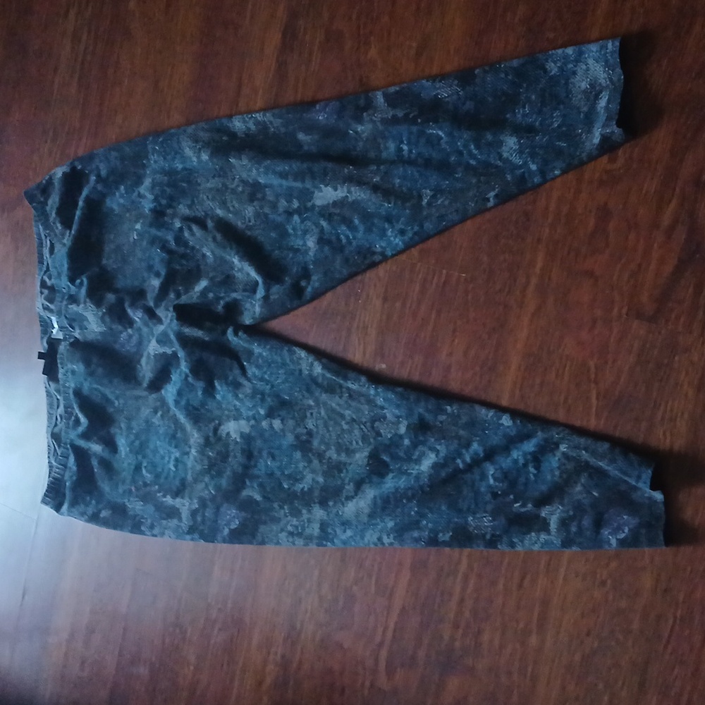 Snakeskin‎ print leggings
